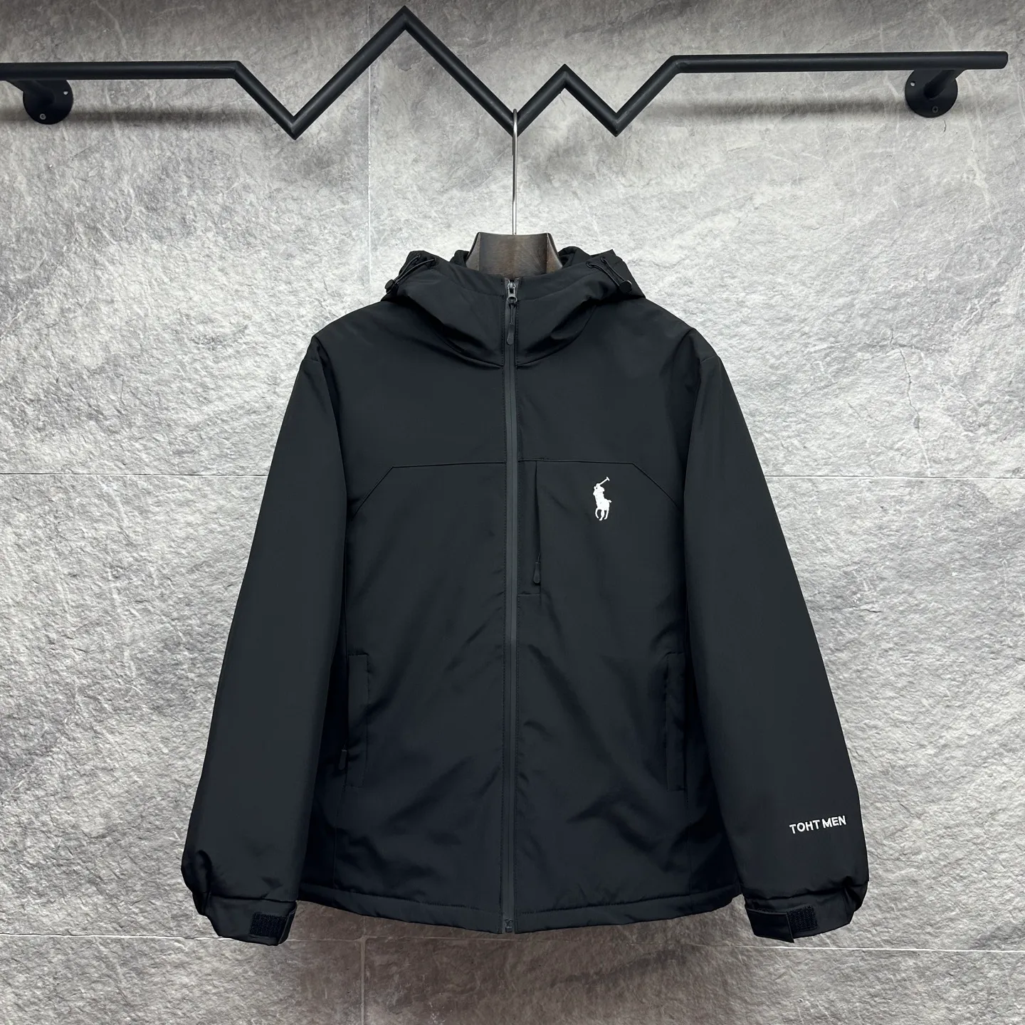 P490 Ralph Lauren 2025 new embroidered logo three-in-one jacket for couples, cotton jacket 💯Made of polyester fiber composite waterproof fabric, polar fleece liner, popular Internet celebrity style, exquisite craftsmanship, waterproof treatment of fabric, windproof and cold-resistant, excellent breathability, comfortable and versatile jacket, fashionable and versatile, same style as Internet celebrity, ingenious style, simple and fashionable, same style for men and women Original main wheat washed tag moisture-proof paper packaging 👍 Size: M—3XL Color: black gray